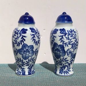 SALT & PEPPER SHAKERS BLUE/WHITE GLOSSY 7 INC cj4